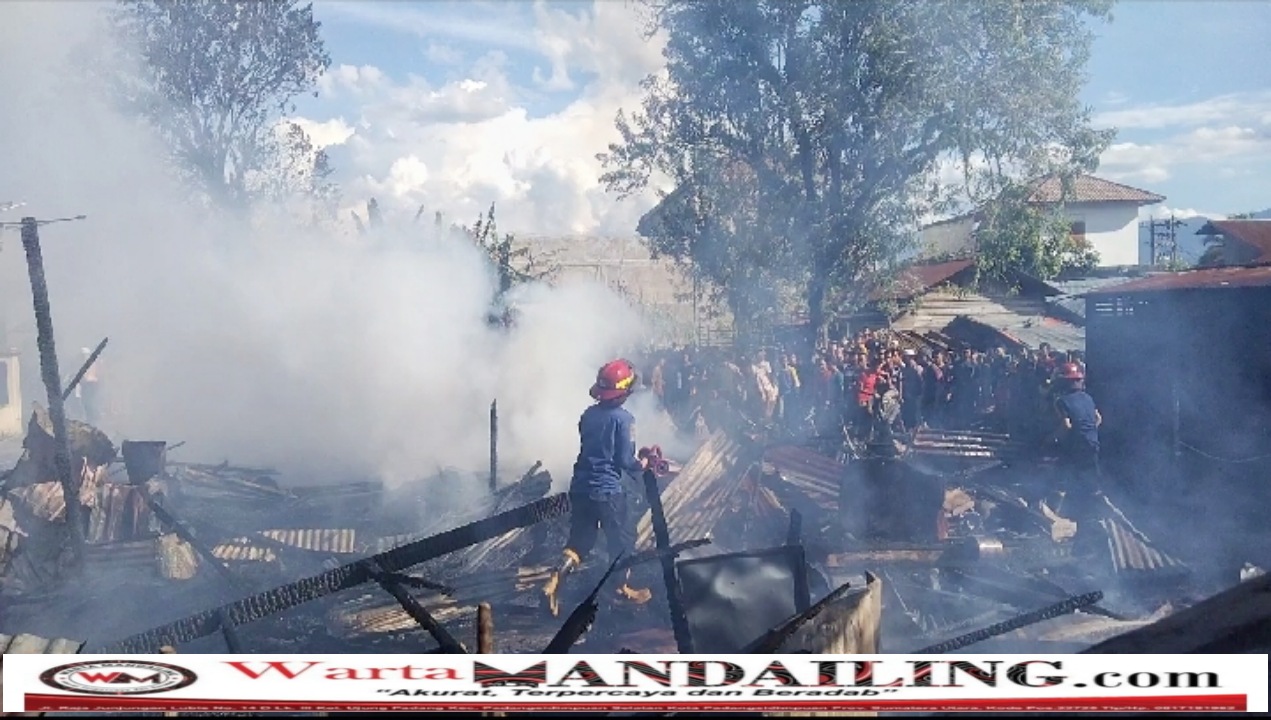 Tiga unit rumah berkonstruksi kayu di banjar sehat, Kelurahan Panyabungan ll, Kecamatan Panyabungan, Kabupaten Mandailing Natal ludes terbakar, Rabu (14/6/2023) fhoto : Warta Mandailing.