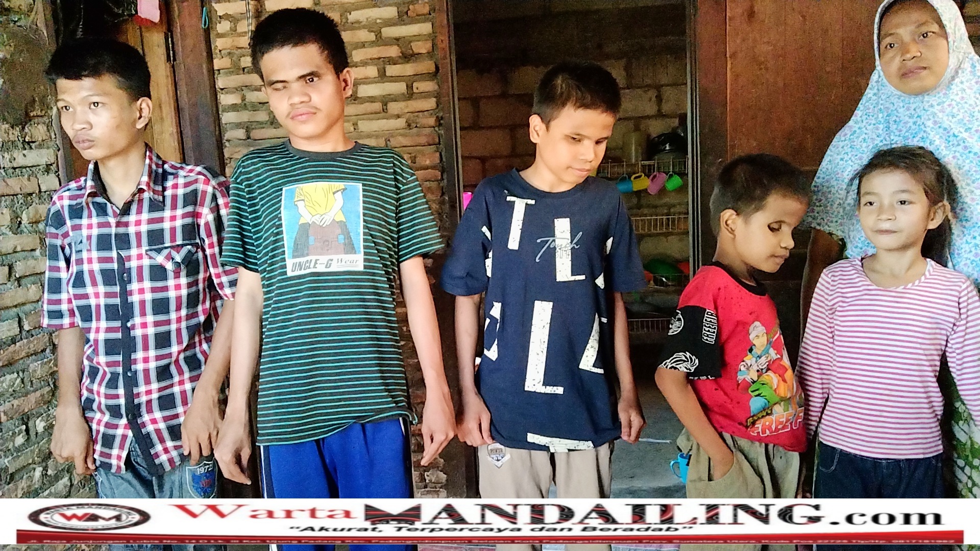 Lima anak dari tujuh bersaudara menderita katarak dan terancam putus sekolah. Kabarnya 3 sudah buta, 2 matanya kini juling, Jumat (16/6/2023) fhoto : Warta Mandailing.