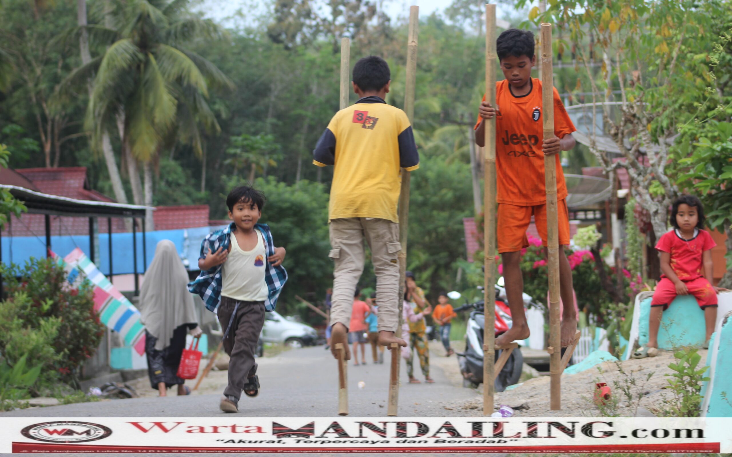 Egrang merupakan permainan tradisional yang terbuat dari bambu, Permainan ini bermanfaat untuk berlatih keseimbangan tampak Dua anak-anak di Desa Roburan Dolok sedang Asyik bermain, Minggu (18/6/2023) fhoto : Warta Mandailing, Syahren.