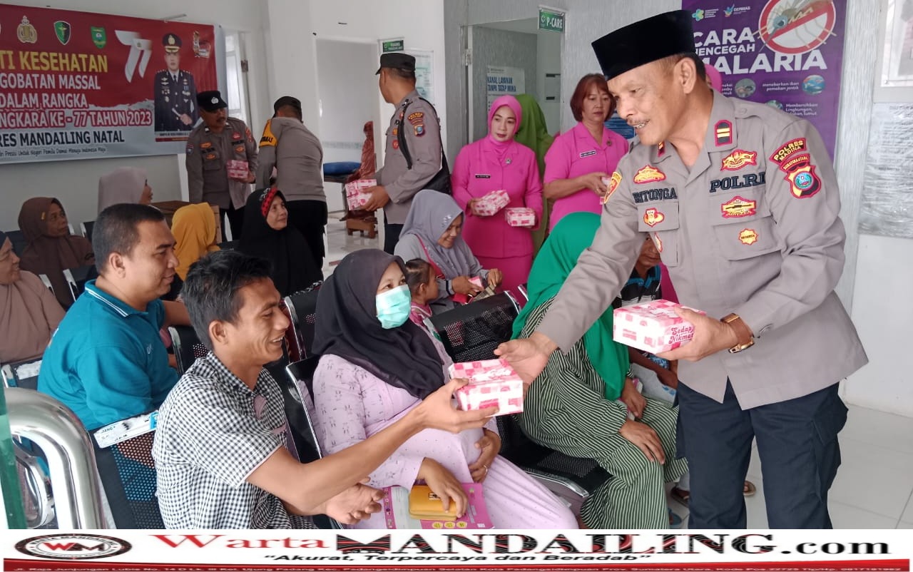 Kapolsek Kotanopan Iptu Parsaulian Ritonga membagikan Snack kepada sejumlah pasien di Puskesmas Kotanopan, Jumat (23/6/2023) fhoto : Warta Mandailing.
