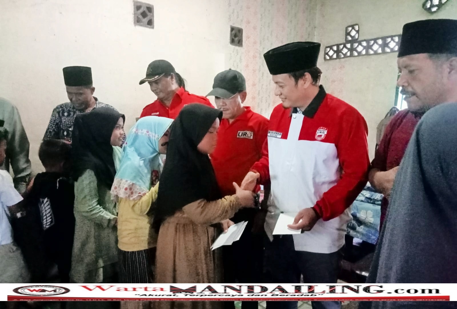 Ketua dan pengurus Lira Madina menyerahkan santunan kepada anak yatim di Desa Jambur Padang Matinggi, Kecamatan Panyabungan Utara, Rabu (28/06/2023). fhoto : Istimewa.