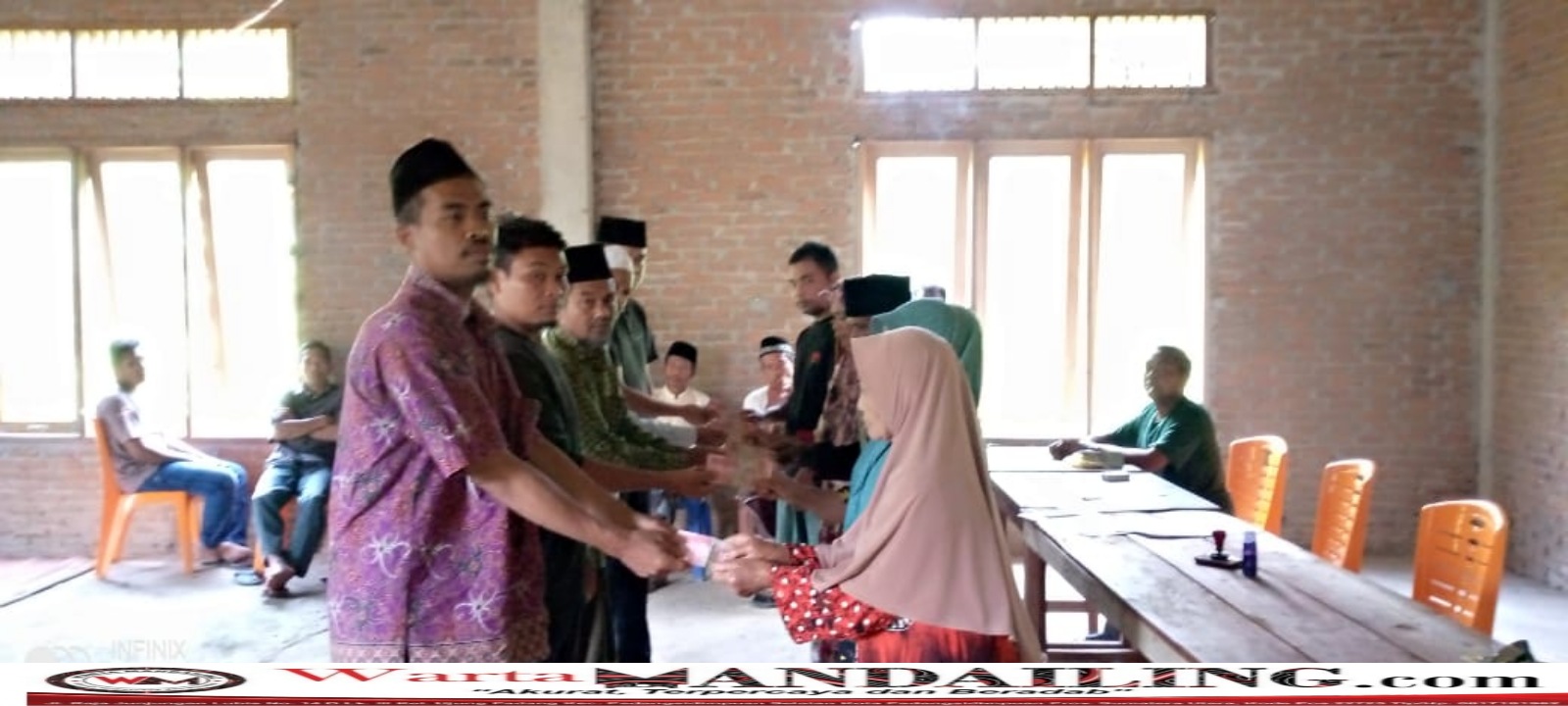 Pemerintah Desa Simangambat TB, kecamatan Tambangan, telah melaksanakan pembagian BLT Dana Desa tahap l tahun 2023 di aula kantor Desa, Rabu (28/6/2023) fhoto : istimewa.