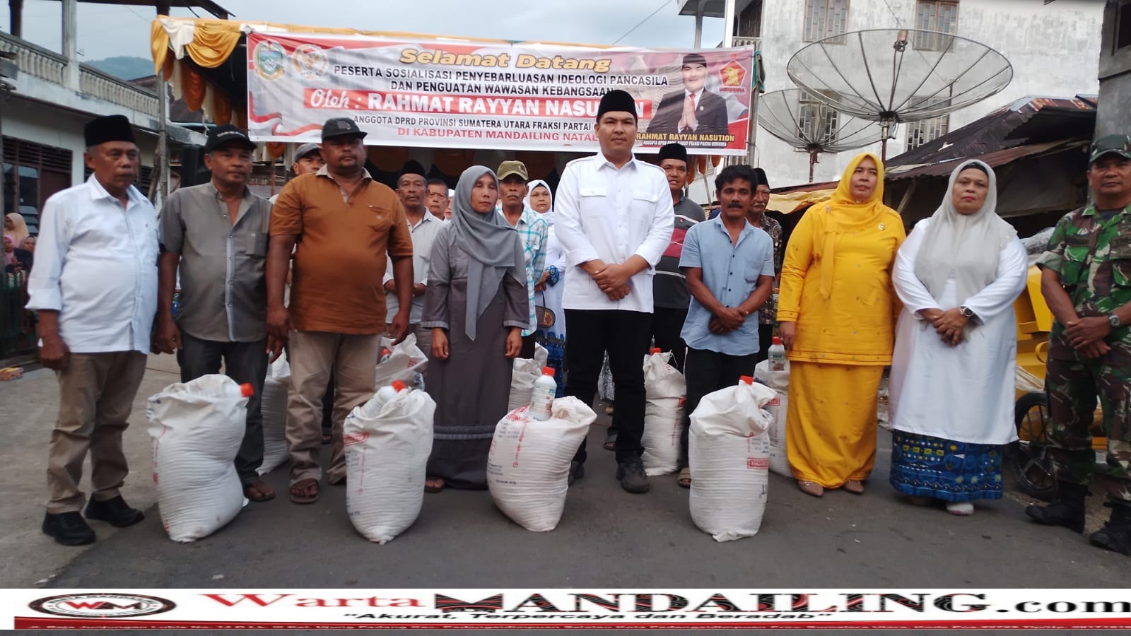 Anggota DPRD Provinsi Sumatera Utara Rahmat Rayyan Nasution usai menyerahkan bantuan alat pertanian dilanjutkan dengan sesi poto bersama, Kamis (6/7/2023) fhoto : Warta Mandailing.