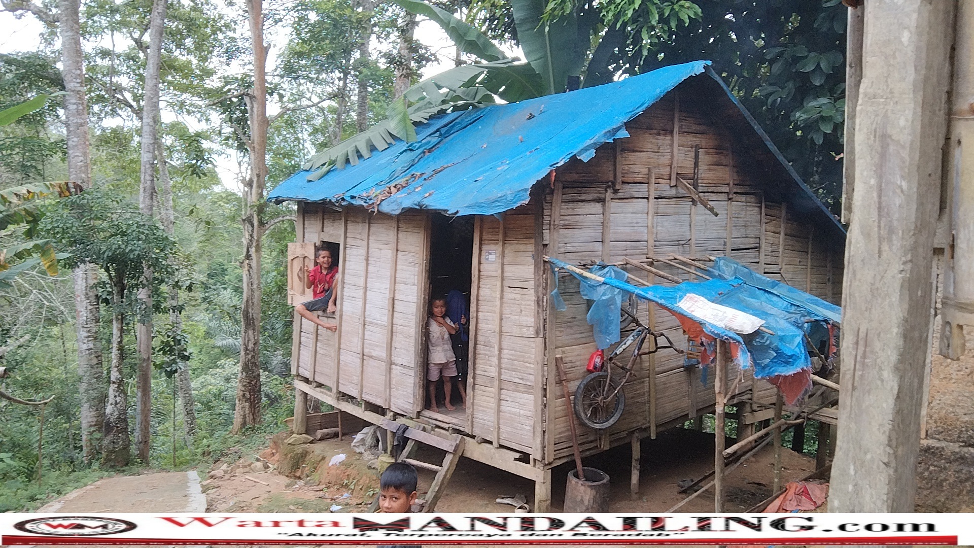 Salah satu rumah warga Dusun Siurabot, Desa Siobon julu, Kecamatan Panyabungan, Kabupaten Mandailing Natal yang belum teraliri listrik, senin (10/7/2023) fhoto : Warta Mandailing.