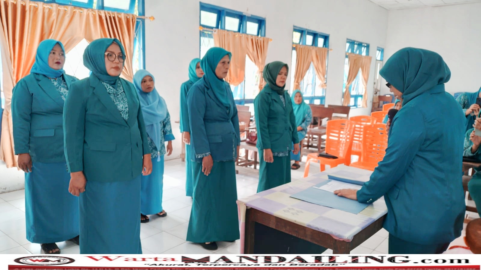 Ketua TP PKK Kotanopan Ny. Donna Sari Daulay ketika melantik delapan Ketua TP PKK Desa di aula kantor Camat Kotanopan, Kamis (13/07/2023). fhoto : Warta Mandailing/M Lubis.