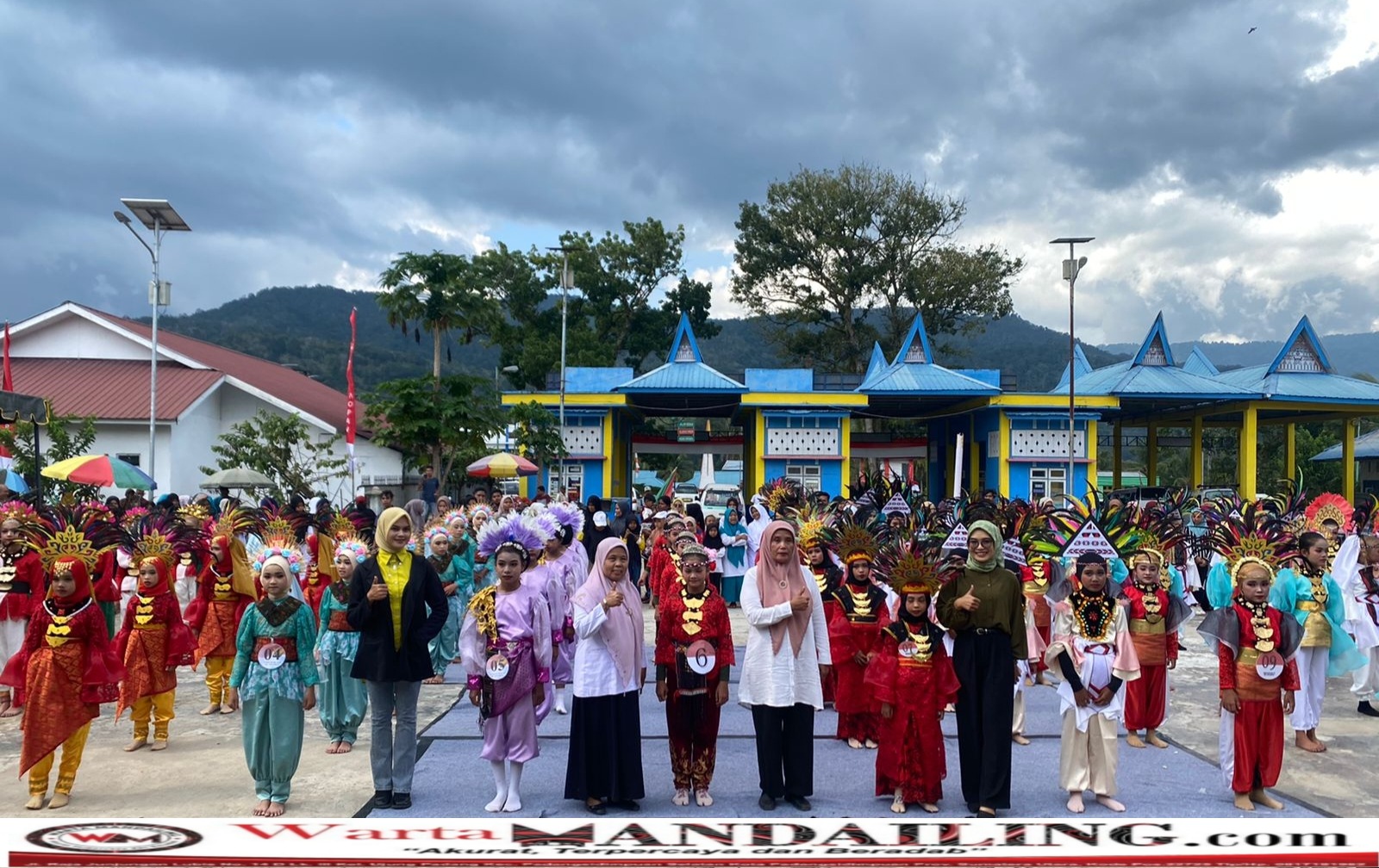 Pemerintah Kecamatan Kotanopan gelar tari kreasi Mandailing di lapangan Terminal Kotanopan, Kabupaten Mandailing Natal, Kamis (10/8/2023). fhoto : Warta Mandailing.