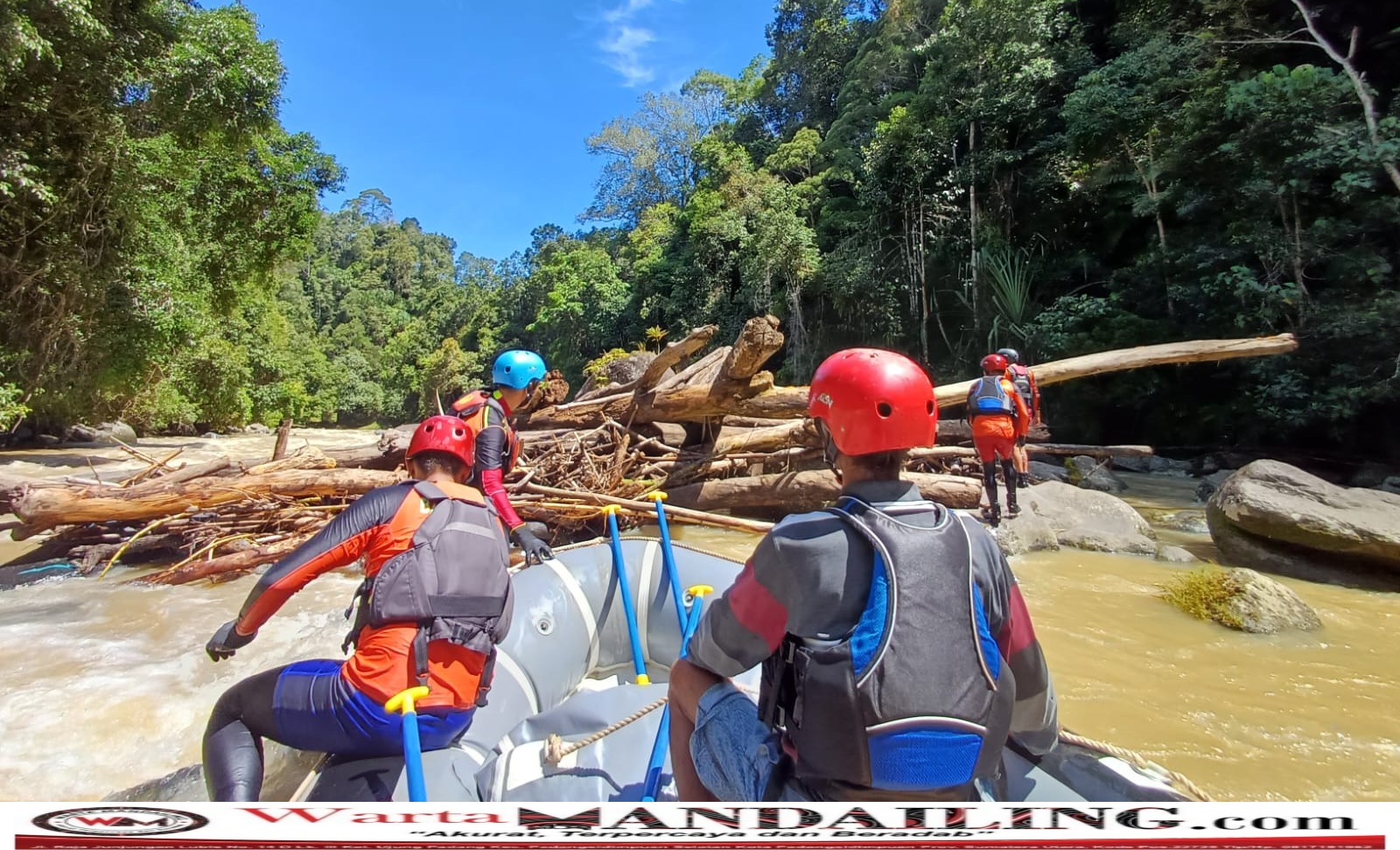 Dengan memakai perahu karet, Tim SAR gabungan terus melakukan pencarian korban hanyut di Sungai Somba Debata, Kecamatan Saipar Dolok Hole, Kabupaten Tapanuli Selatan, Minggu (13/8/2023) fhoto : Istimewa.