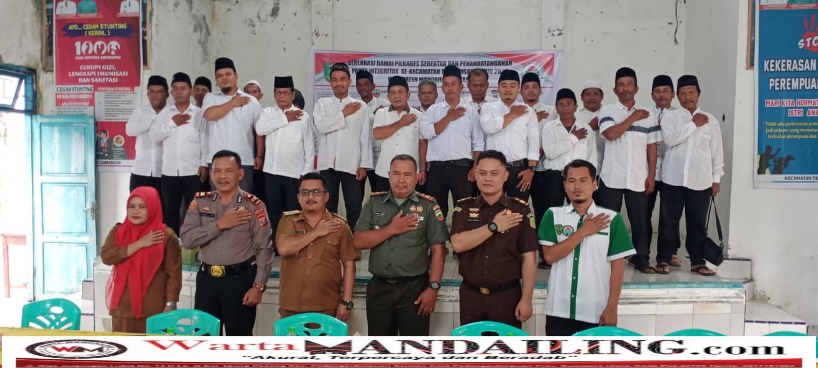 Usai penandatanganan pakta integritas Pilkades Damai, 28 Calon kades dan Forkopimcam Tambangan tutup kegiatan dengan poto bersama, Senin (14/8/2023) fhoto : istimewa.