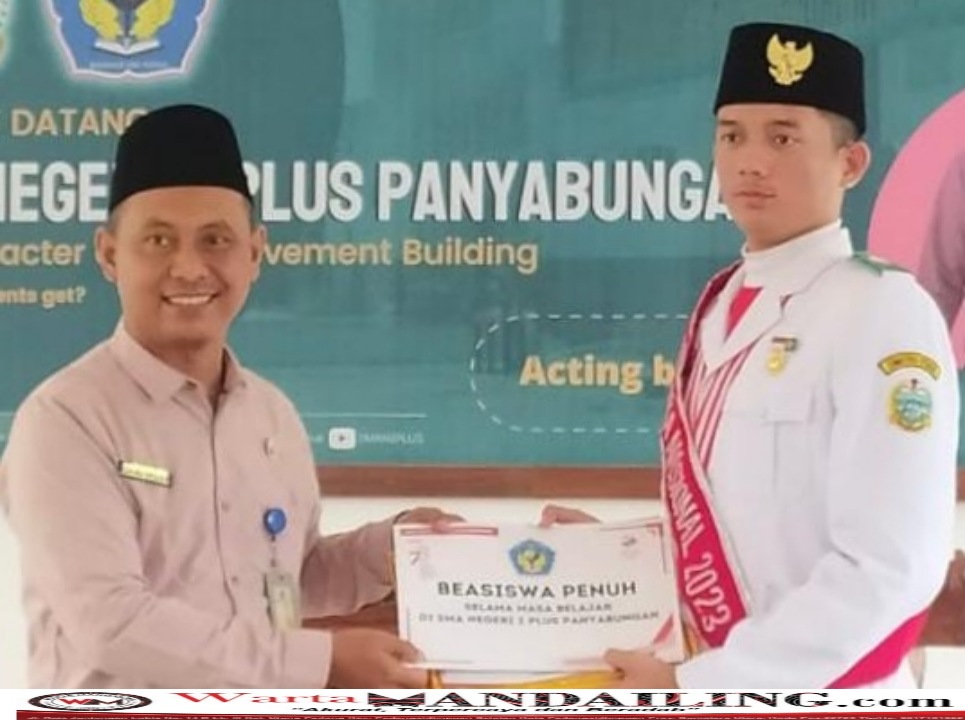 Nabil Arya Barata Lubis menerima piagam penghargaan, beasiswa Penuh selama masa belajar di SMAN2 Plus Panyabungan, Sabtu (26/8/2023) Sumber fhoto : SMSI Madina.