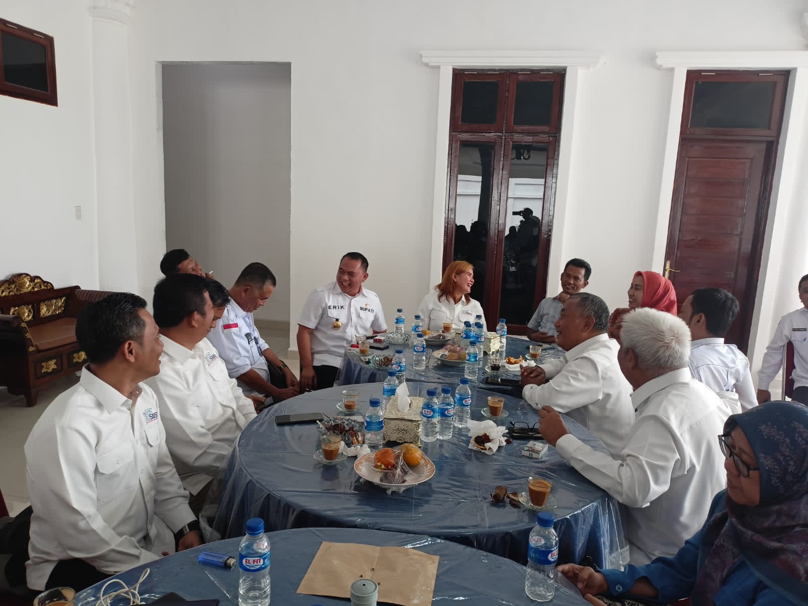 Bupati Erik Adtrada mengundang sekaligus menjamu makan siang pengurus SMSI Sumut dan SMSI Labuhanbatu Raya di Rumah Dinas Bupati, Rabu (06/09/2023). fhoto : SMSI