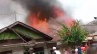 Satu unit rumah hangus lima rumah lainnya ikut terdampak kebakaran di lorong 3, kelurahan Simangambat, kecamatan Siabu, kabupaten Mandailing Natal, Jumat (1/9/2023) fhoto: istimewa.