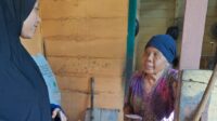 Anggota Naposo Nauli Bulung serahkan bantuan uang tunai kepada sejumlah anak yatim dan jompo warga sekitar, Jumat (8/9/2023) fhoto : Istimewa.