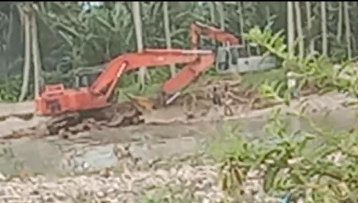 Tampak alat berat excavator melakukan Penambangan galian C tanpa izin di Sungai Batang Gadis Desa Panyabungan Tonga Kec Panyabungan, Fhoto : Istimewa.