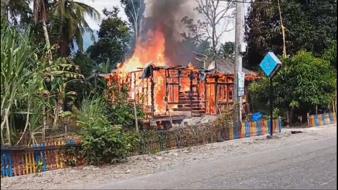 Satu Unit Rumah Tua Berdinding Kayu di Desa Hutabaringin Tombang Bustak, Kecamatan Kotanopan Ludes Terbakar, Senin (30/10/2023) fhoto : Istimewa.