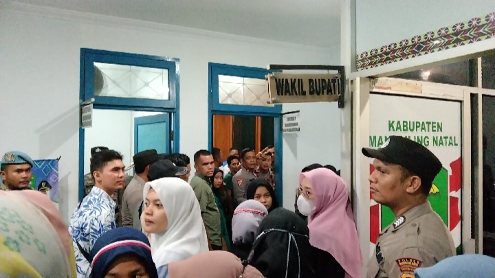 Sejumlah mahasiswa dan rekan wartawan sedang menunggu diluar ruangan asisten ll sed kab l, Rabu (28/10/2023) fhoto : Wartamandailing.