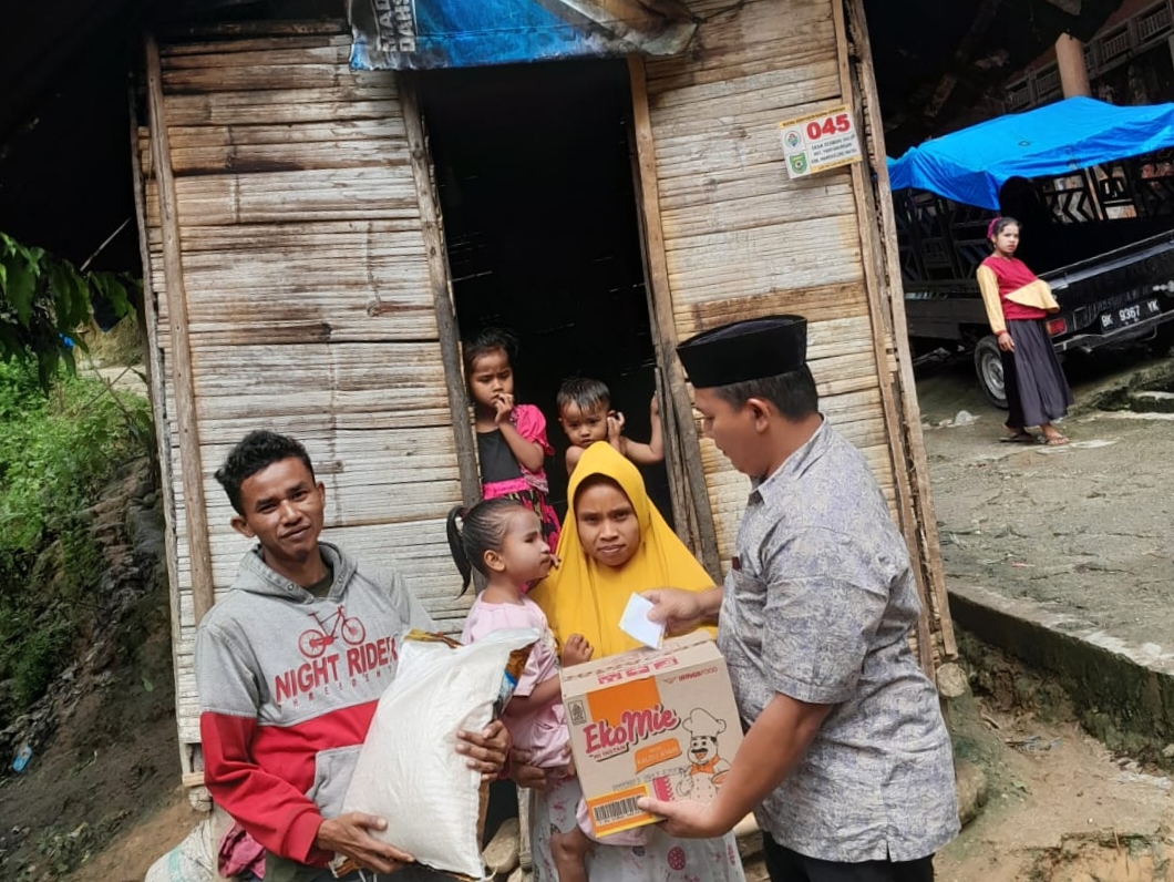 Pj Kades Siobon Julu Abdul Aziz Menyerahkan Bantuan Kepada bocah tunanetra yang tinggal di rumah tak layak huni di Desa Siobon Julu, Sabtu (21/10/2023) fhoto : Istimewa.
