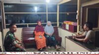 N ibu dua anak ini didampingi ibundanya saat membuat laporan di Polsek Panyabungan, Selasa (4/10/2023) malam, fhoto : Wartamandailing.