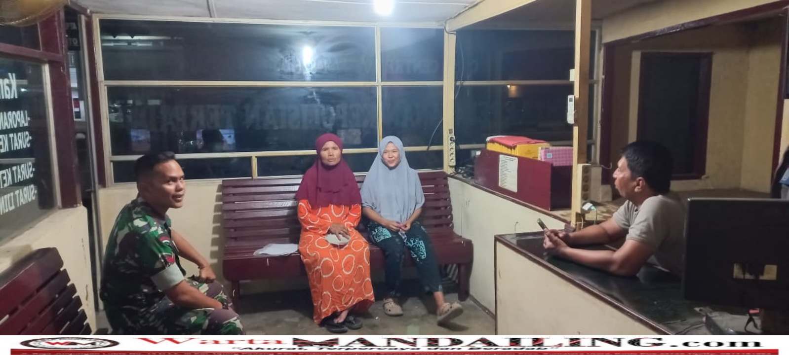 N ibu dua anak ini didampingi ibundanya saat membuat laporan di Polsek Panyabungan, Selasa (4/10/2023) malam, fhoto : Wartamandailing.