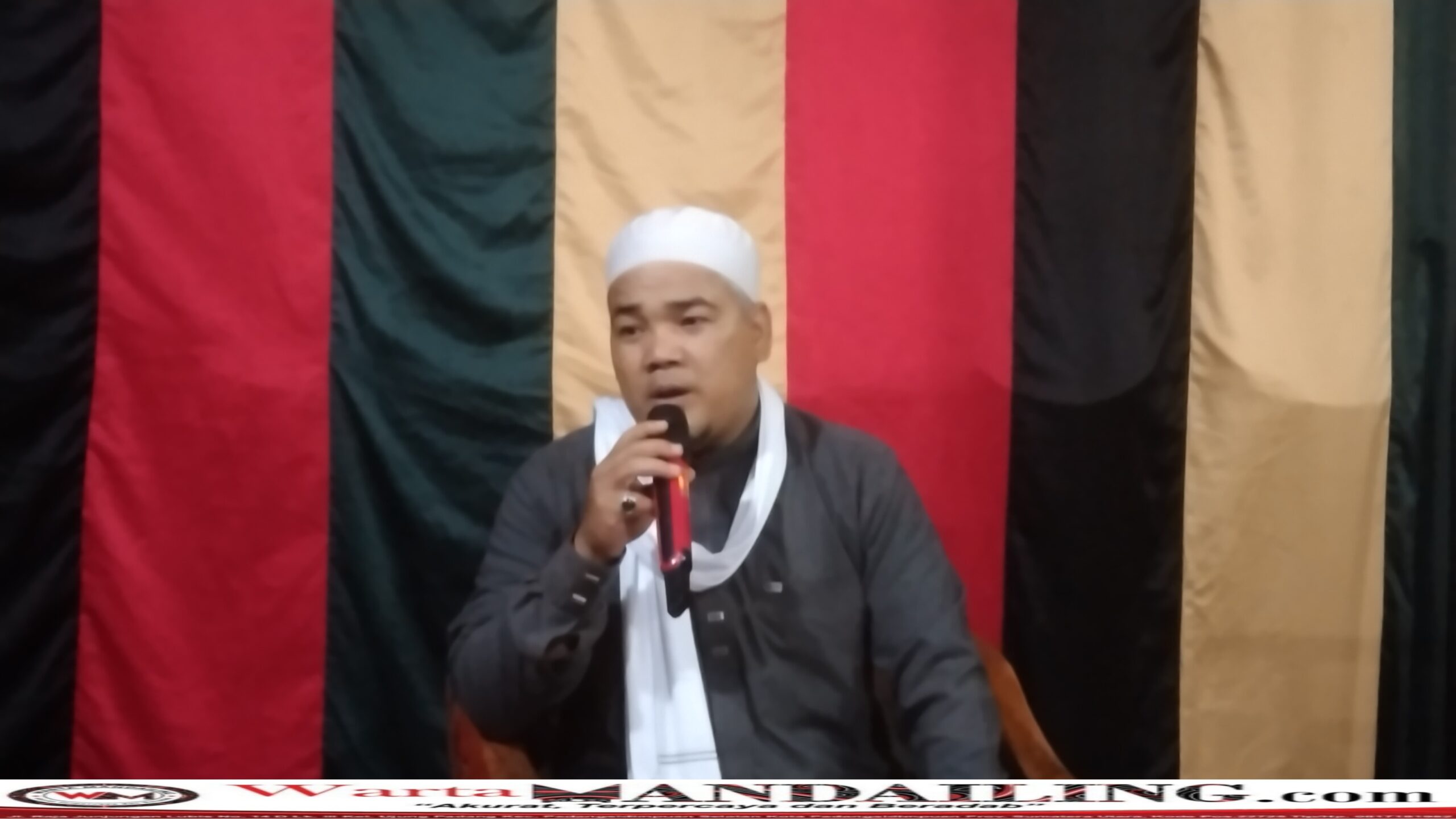 Ustadz H Amin Rangkuti saat mengisi tausiyah dalam acara Maulid Nabi Muhammad SAW 1445 Hijiriah yang digelar oleh Kaum Bapak Kelurahan Pidoli Dolok, Sabtu (7/10/2023) fhoto : Wartamandailing.
