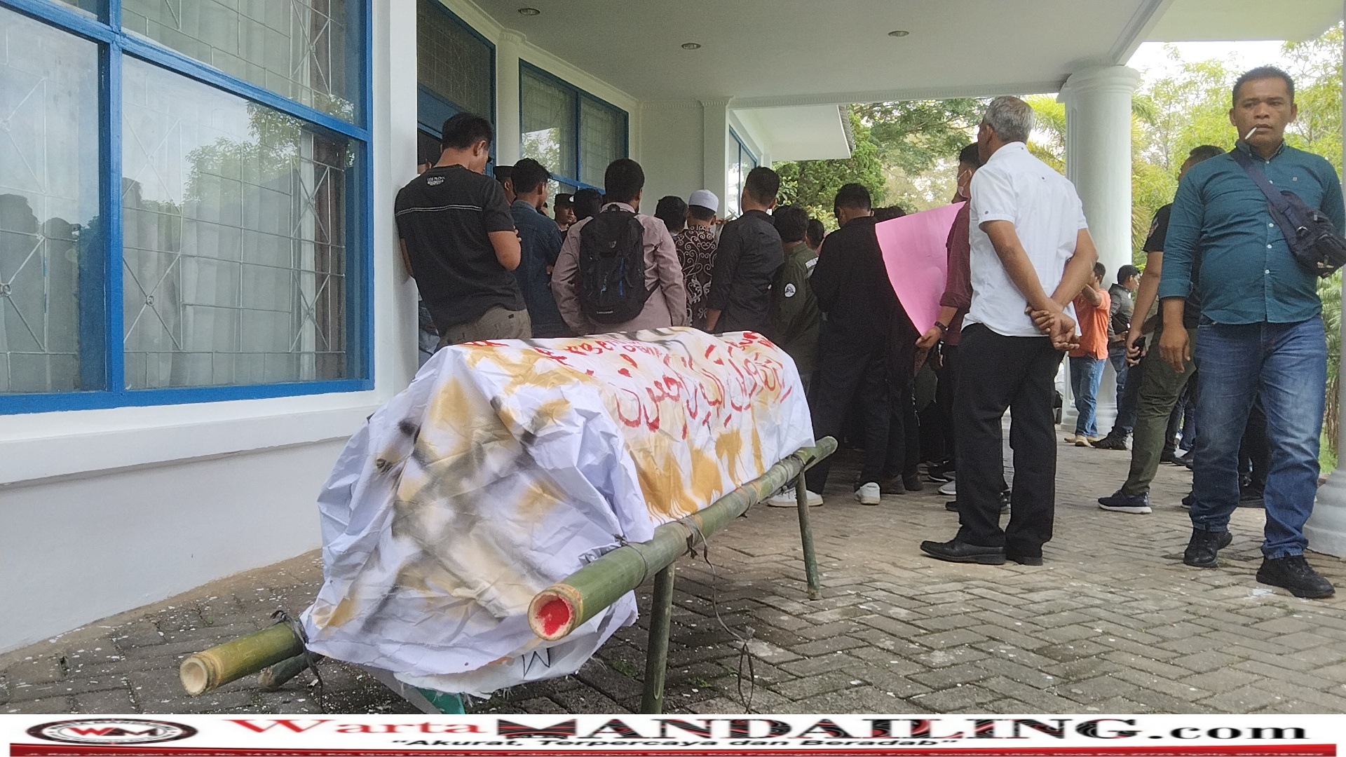 Puluhan aliansi mahasiswa aksi usung keranda jenazah ke kantor Bupati Madina, Rabu (11/10/2023) fhoto : Wartamandailing .