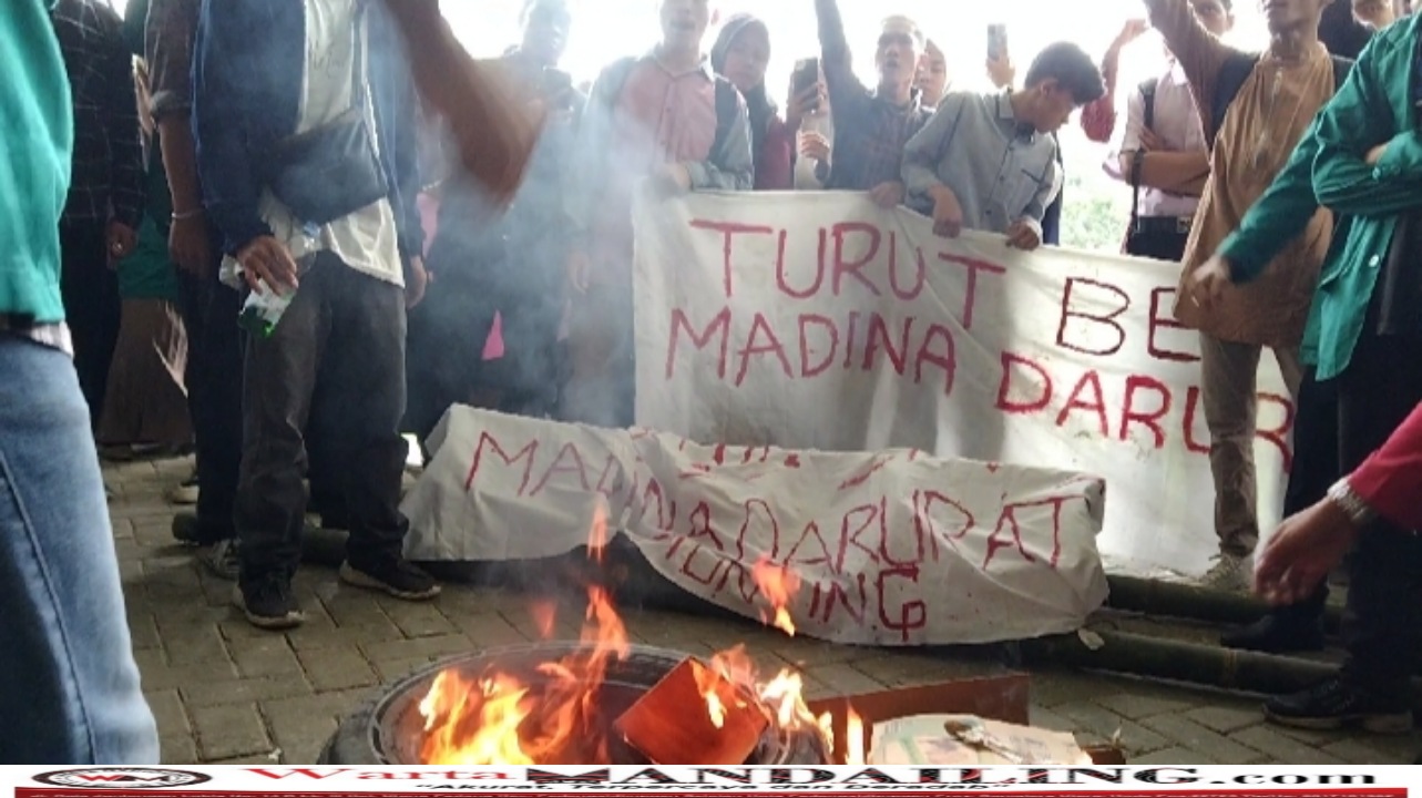 Dalam aksi Aliansi mahasiswa bakar ban di depan kantor Bupati Madina, Rabu (18/10/2023) fhoto : Wartamandailing.