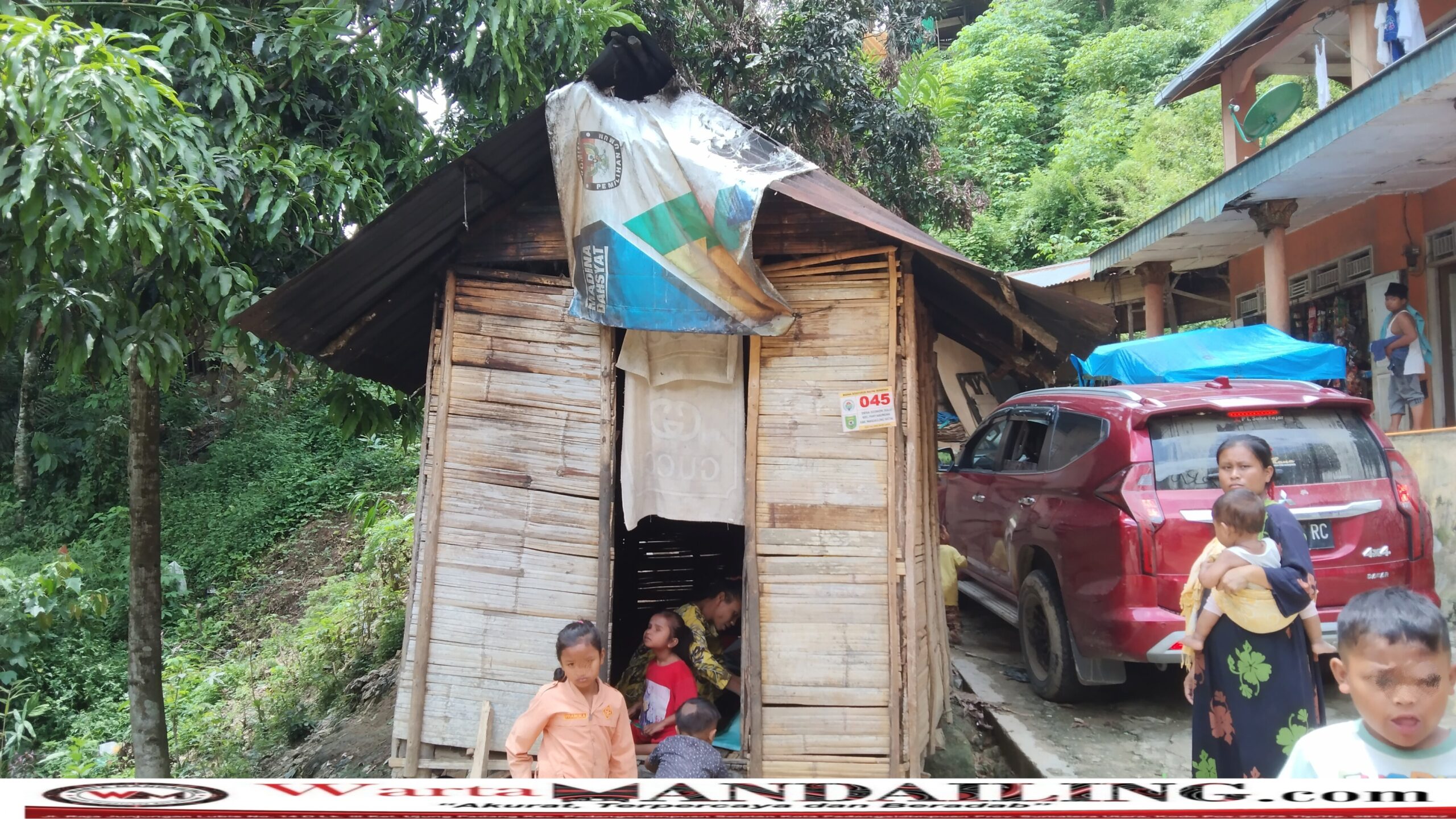 Miskin ekstrim, Bocah Tunanetra Asal Madina Tinggal di Rumah Tak Layak Huni, Jumat (20/10/2023) fhoto : Wartamandailing.