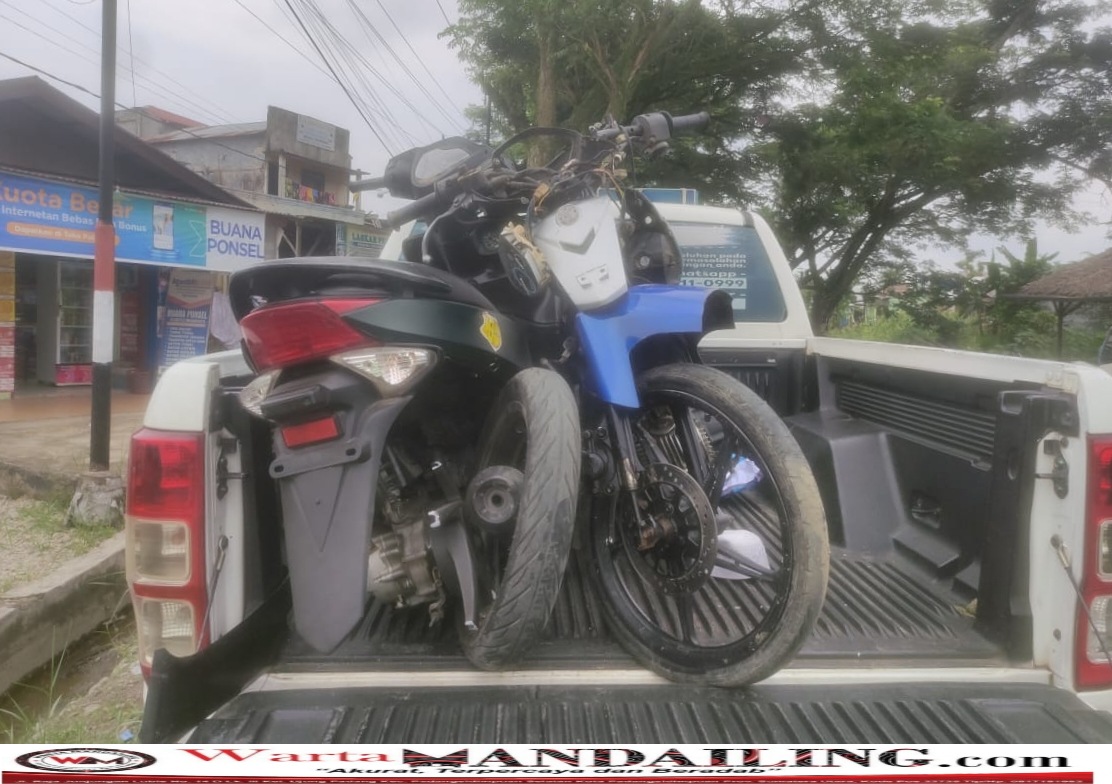 Kedua sepeda motor yang tabrakan diamankan petugas dan dibawa ke Unit Laka Lantas Polres Mandailing Natal, Sabtu (28/10/2023) fhoto : Wartamandailing.