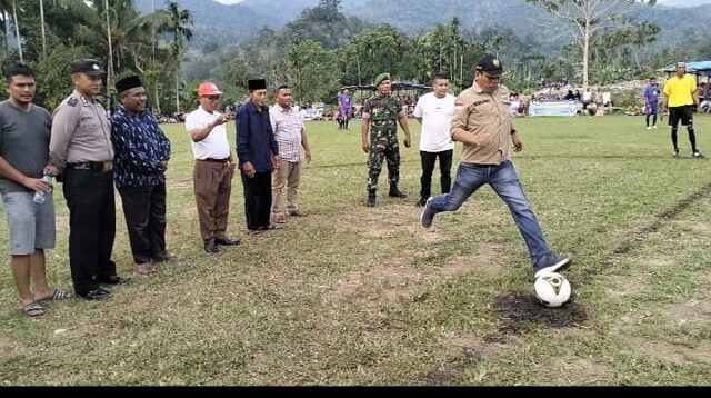 Kadispora Rahmad Hidayat menendang bola pertama pertanda dimulainya turnamen sepakbola NNB Cup –I Lingkungan I Pasar Kotanopan dipusatkan dilapangan Manja FC Pasar Bawah Kelurahan Pasar Kotanopan Kabupaten Mandailing Natal, Minggu (05/11/2023). ( Warta Mandailing / Munir Lubis).