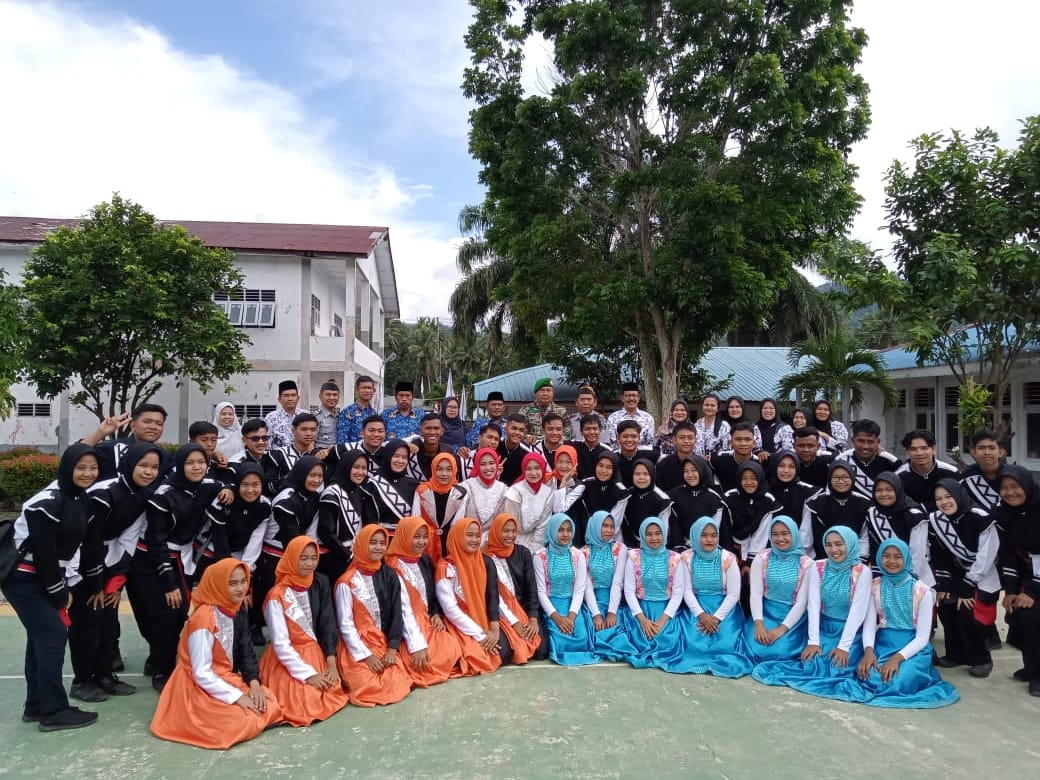 Para kepala sekolah dan guru menjadi petugas upacara Hari Guru Nasional ( HGN) ke-78 tahun 2023 di halaman SMA Negeri 1 Kotanopan, Sabtu ( 25/11/2023). Fhoto : Wartamandailing/ Munir Lubis).