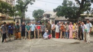 H. Awaluddin Nasution pimpinan yayasan Madina Murni (tengah) poto bersama dengan puluhan penerima bantuan kaki dan tangan palsu. fhoto : Syahren/Wartamandailing.