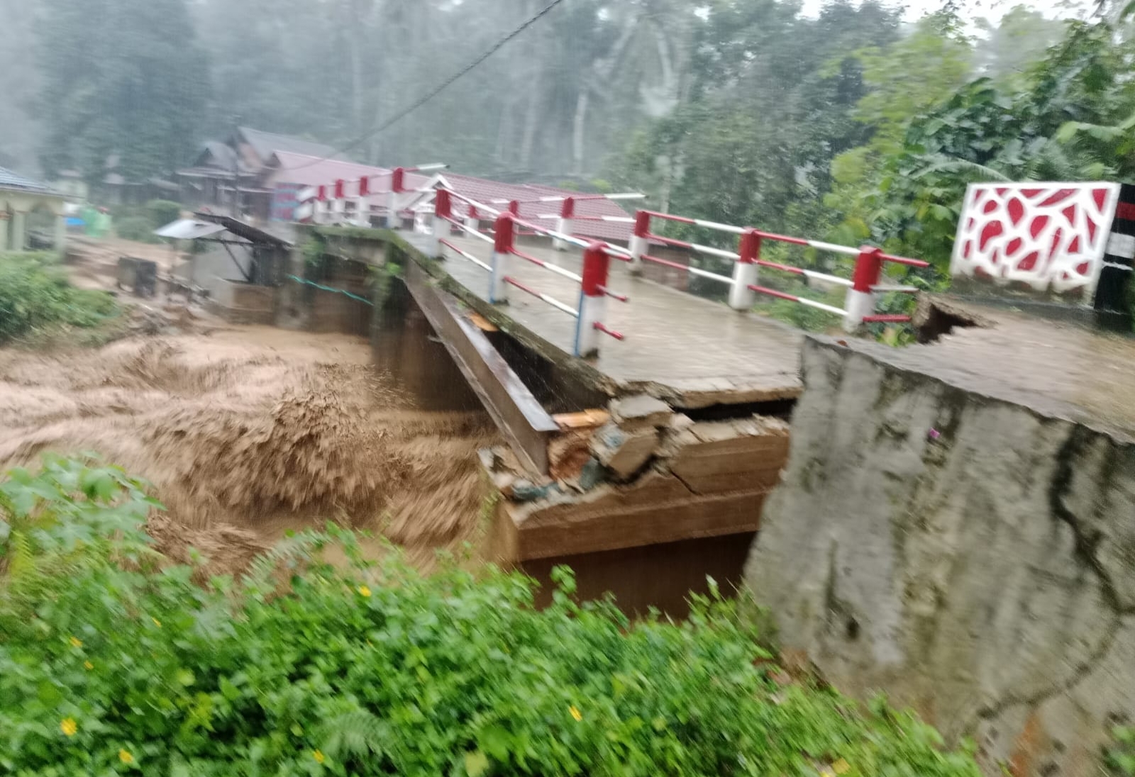 Jembatan penghubung Desa di Kecamatan Batang Natal Ambruk, Senin (13/11/2023) fhoto : Istimewa.