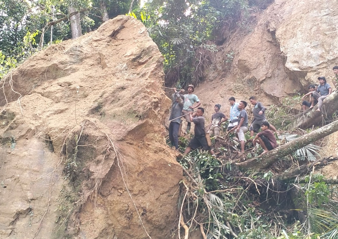 Warga Simandolam Gotong Royong Memecahkan Batu Besar yang menghalangi akses jalan Dengan Peralatan seadanya, Minggu (19/11/2023) fhoto : Wartamandailing.
