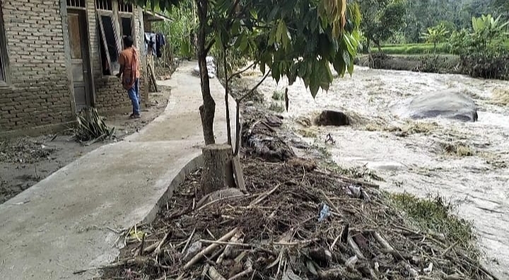 Pemukiman warga Desa Tolang Kecamatan Ulupungkut yang diterjang banjir luapan sungai Batang Pungkut pada Senin (13/11/2023) malam. Fhoto : Wartamandailing/Munir lubis.