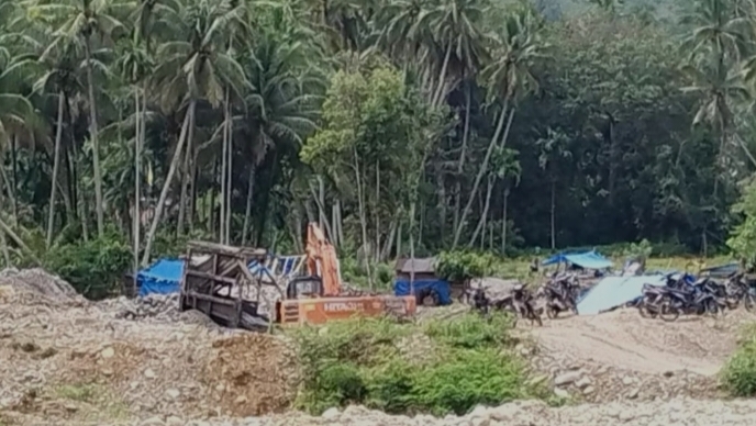 Aktivitas Peti dengan menggunakan alat berat excavator beroperasi di Das Batang Gadis Kotanopan, fhoto : Istimewa.