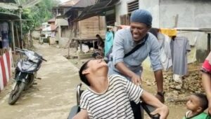 Syahren Hasibuan Dpr Jalanan saat menyerahkan bantuan kursi roda untuk anak penyandang disabilitas di kecamatan tambangan, fhoto : Wartamandailing.