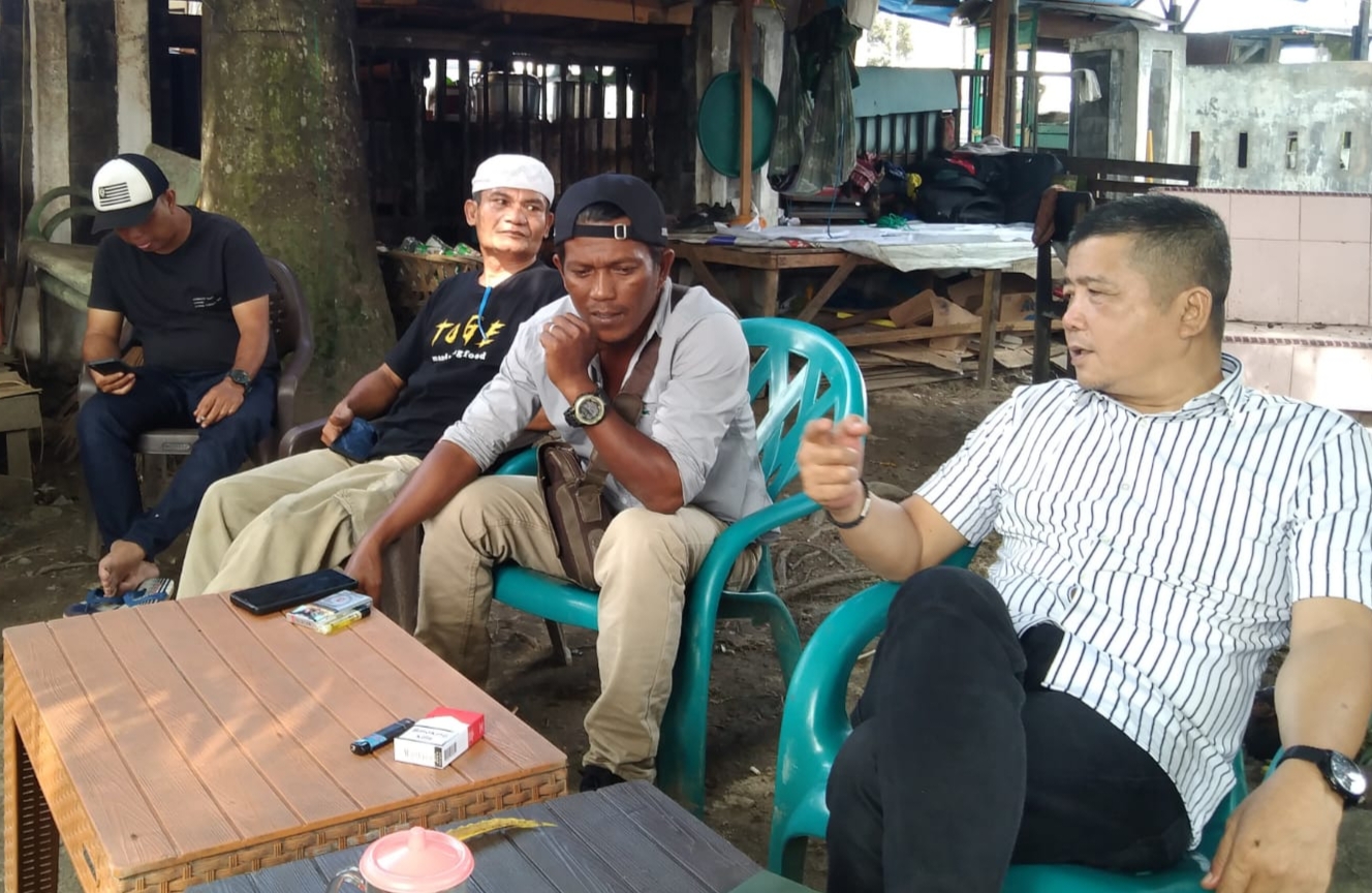 H. Erwin Efendi Lubis, SH, (Kanan) Ketua Tim Kampanye Daerah (TKD) Madina Capres-Cawapres H. Prabowo Subianto-Gibran Rakabuming Raka, berdiskusi dengan wartawan di Taman Kota Panyabungan, Minggu (26/11/2023).