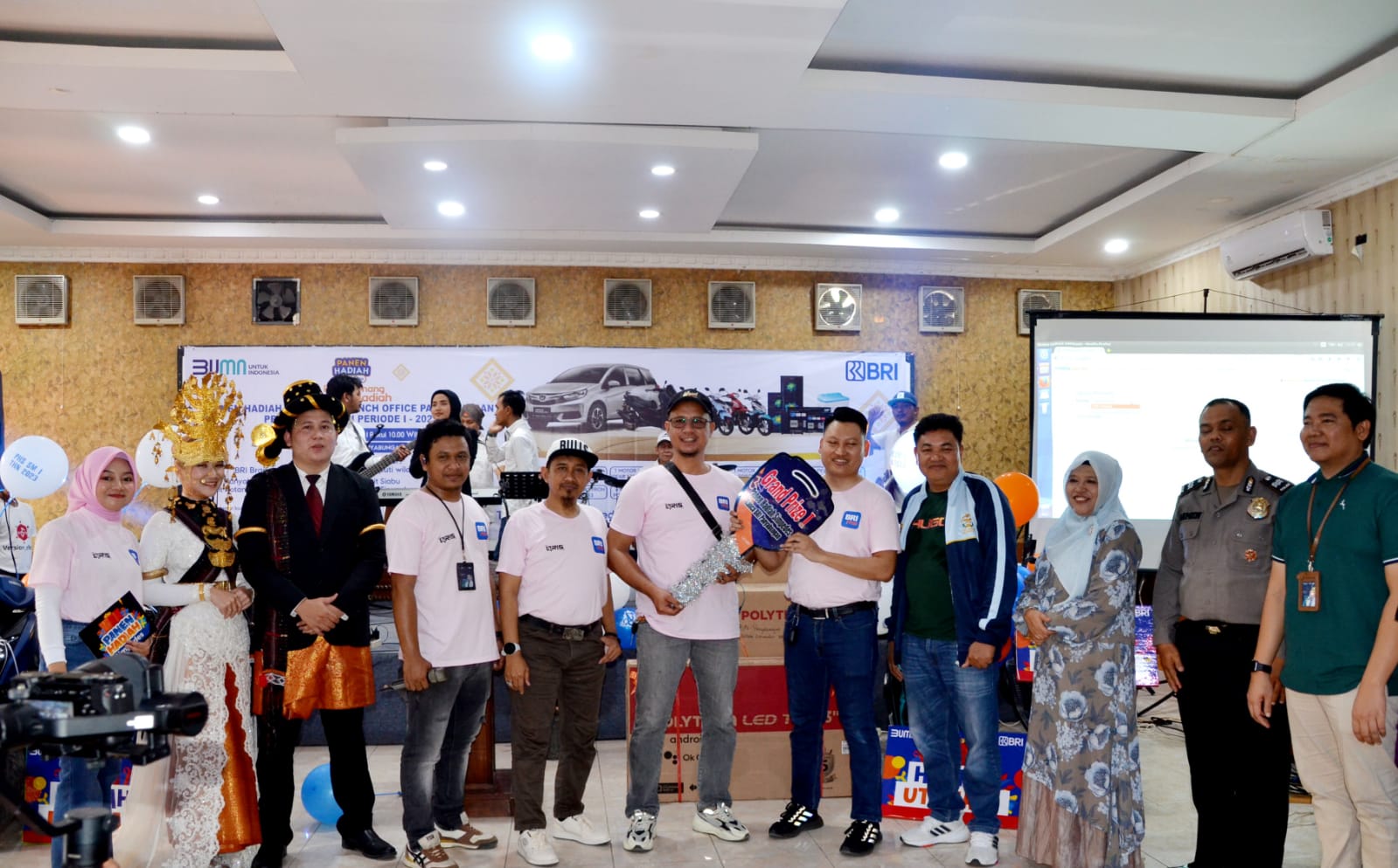 Pemimpin Cabang (Pinca) BRI Panyabungan Rian Darmawan memberikan kunci kepada pemenang hadiah mobil di aula hotel rindang, minggu (10/12/2023) fhoto : istimewa.