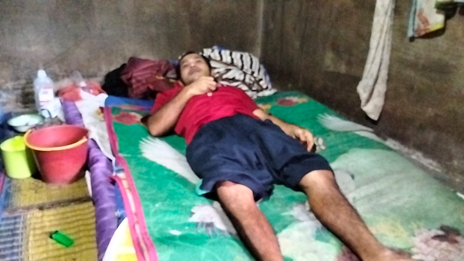 Muhammad Nuh Batubara terbaring lemas kesakitan diatas kasur lusuh di kediamannya di Desa Muara Saladi, Senin (11/12/2023) fhoto : Wartamandailing / Munir Lubis).