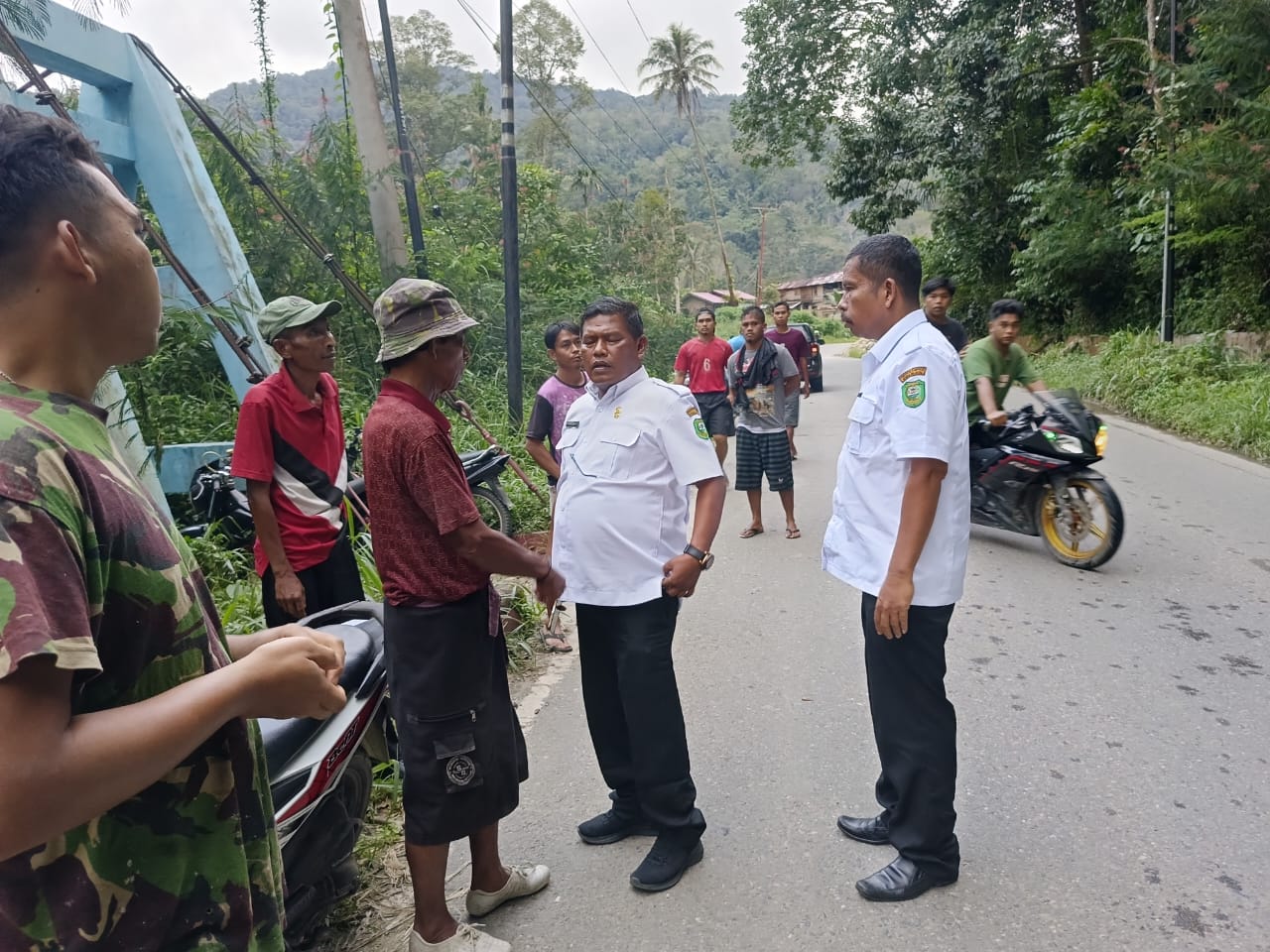 Forkopincam Kotanopan sedang berada di Desa Tobang untuk melihat langsung pencarian Abdul Hakim (72) yang dilaksanakan warga setempat. fhoto : Istimewa