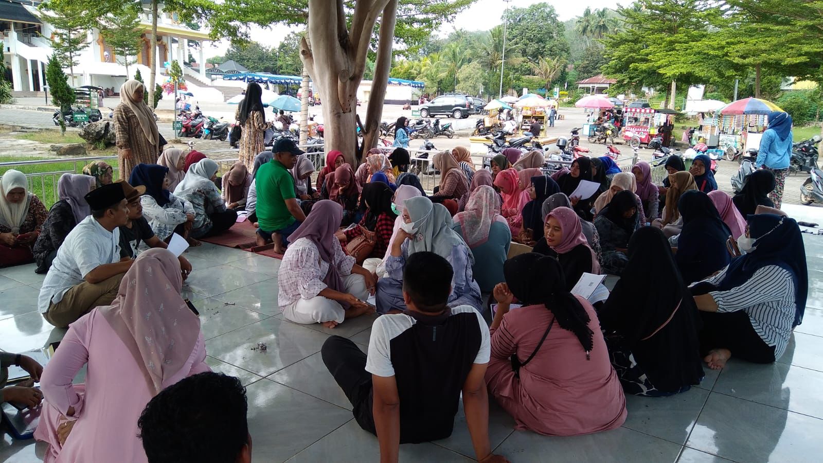 Kecewa, Sejumlah Peserta Seleksi PPPK Madina Berkumpul Di Mesjid Nur Ala Nur, Sabtu (23/12/2023) fhoto : Istimewa.
