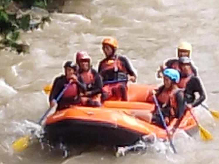 Tim gabungan gabungan terus melakukan pencarian korban hanyut di Sungai Batang Gadis, Kotanopan, Kamis (14/12/2023) fhoto : Istimewa.