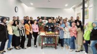 Pemimpin Cabang Bank BRI Panyabungan bersama sejumlah pegawai Bank BRI saat merayakan dan menyampaikan selamat Ultah ke 36 tahun bapak Rian Darmawan Pinca Bank BRI Panyabungan, Kamis (14/12/2023) fhoto : Istimewa.