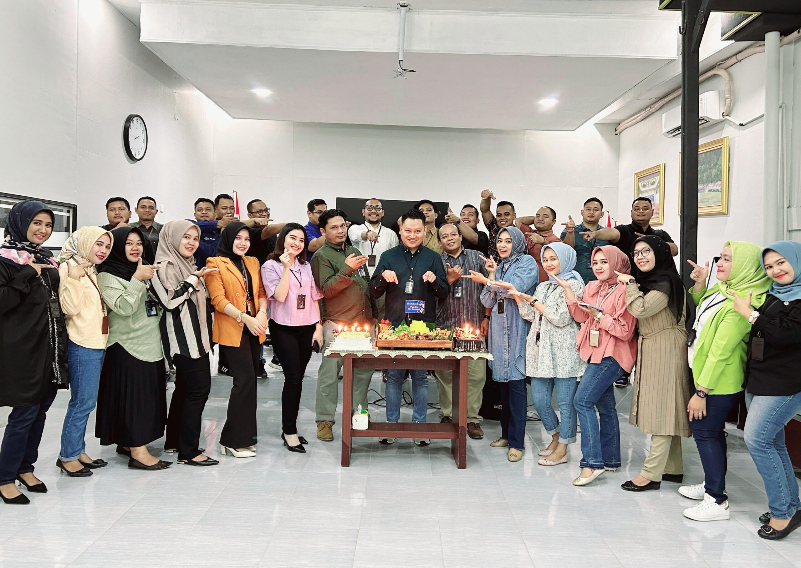 Pemimpin Cabang Bank BRI Panyabungan bersama sejumlah pegawai Bank BRI saat merayakan dan menyampaikan selamat Ultah ke 36 tahun bapak Rian Darmawan Pinca Bank BRI Panyabungan, Kamis (14/12/2023) fhoto : Istimewa.