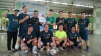 Pemimpin Cabang Bank BRI Panyabungan Rian Darmawan menyerahkan tropi juara ll kepada tim futsal unit Panyabungan, Sabtu (16/12/2023) fhoto : Syahren.
