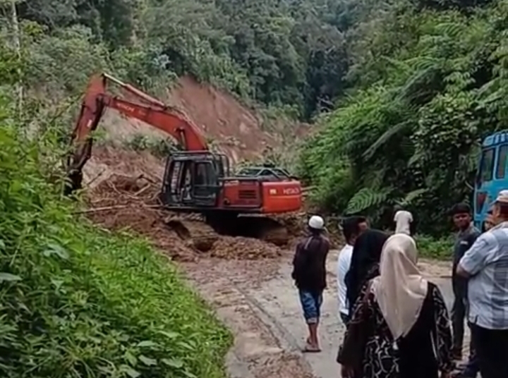 Ekskavator yang diturunkan UPT JJ Kotanopan Dinas Bina Marga dan Bina Kontruksi masih terus membuka jalur yang tertimbun longsor, Sabtu (23/12/2023) fhoto : Istimewa.