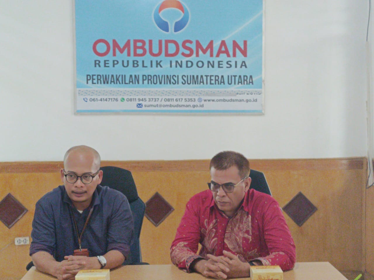 Pjs Ombudsman Perwakilan Sumatera Utara, James Marihot Panggabean (kiri) Bupati Madina H.M Ja'far Sukhairi Nasution saat memberikan klasifikasi terkait PPPK di Kantor Ombudsman Sumut, Jumat (12-1-2024) fhoto : Istimewa.