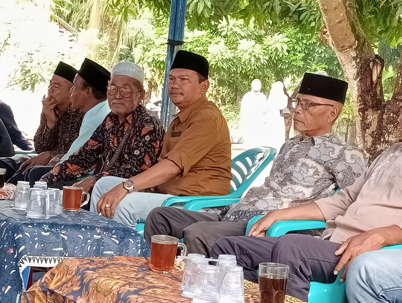Erwin Suwandi SE (tengah) Caleg Partai Hanura (No urut 1) dapil 2 Palas, dan kini masih aktif sebagai anggota Dewan Perwakilan Rakyat (DPRD) Kabupaten Padang lawas, Jumat (20-1-2024) fhoto : Istimewa.