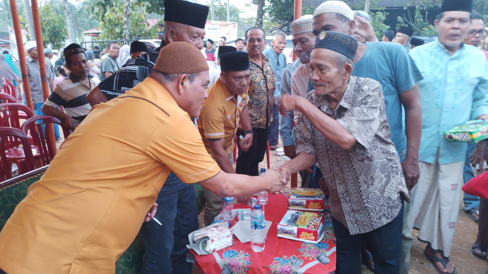 Anggota Dewan Perwakilan Rakyat Daerah (DPRD) Provinsi Sumatera Utara dari Fraksi Hanura H. Fahrizal Efendi Nasution, SH, reses di Desa Manambin, kamis (25/1/2024) fhoto : Istimewa.