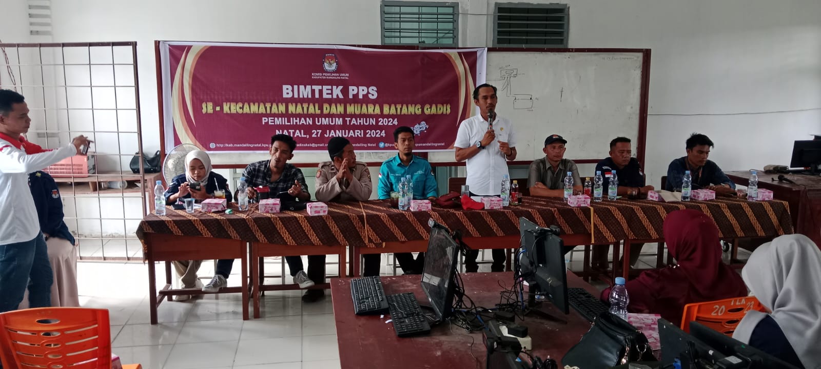 Koordinator Divisi Sosdiklih Parmas KPU Madina Ilu Prima Sagara Nasution,S.Sos saat memberikan paparan di aula SMK 1 Natal, Sabtu (27/1/2024) fhoto : Tim.