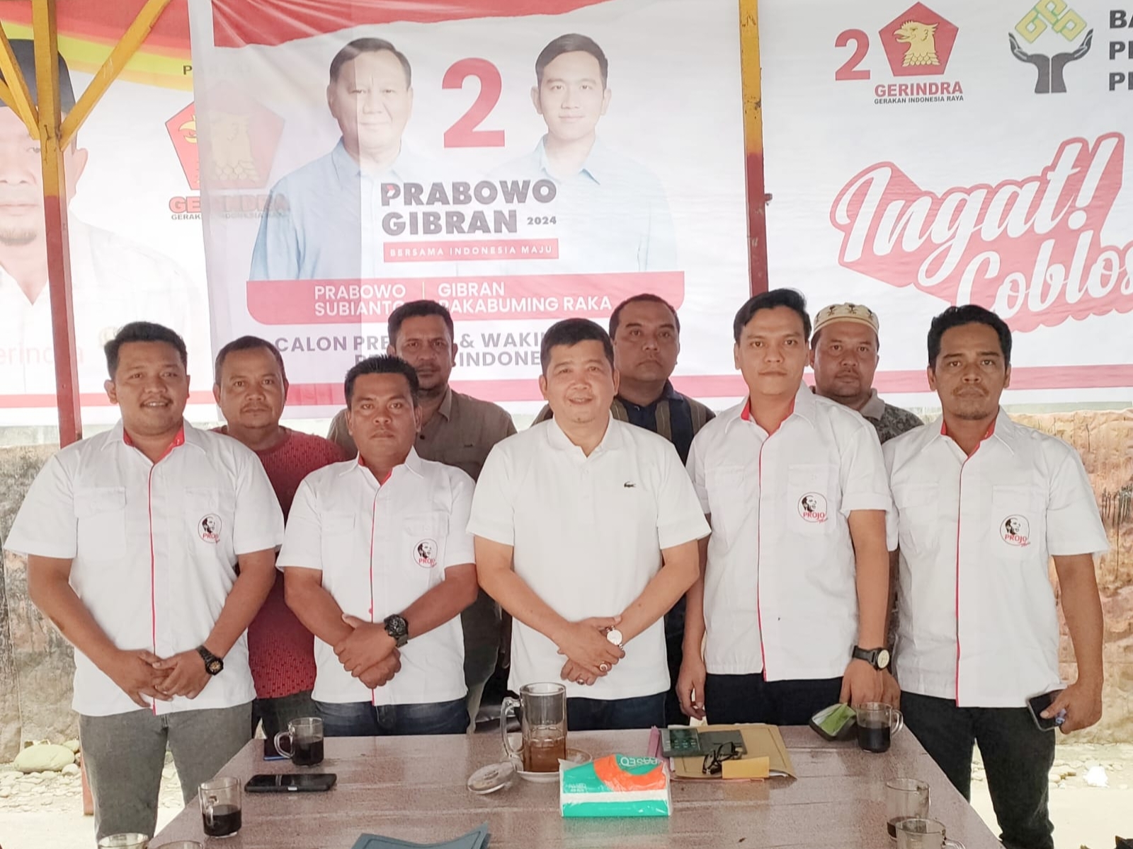 H Erwin Efendi Lubis ketua tim TKD Madina Prabowo-Gibran (tengah) bersama sejumlah pengurus DPC Projo Muda Madina, Sabtu (7/1/2024) fhoto : istimewa.